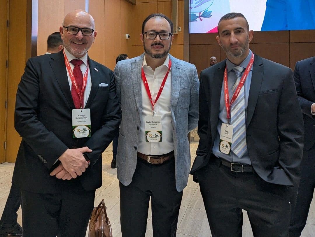 Guy Pavlov junto a Randy Boissonnault y Javier Eduardo Ruiz Luna en una misión comercial. Los tres llevan acreditaciones de delegados.