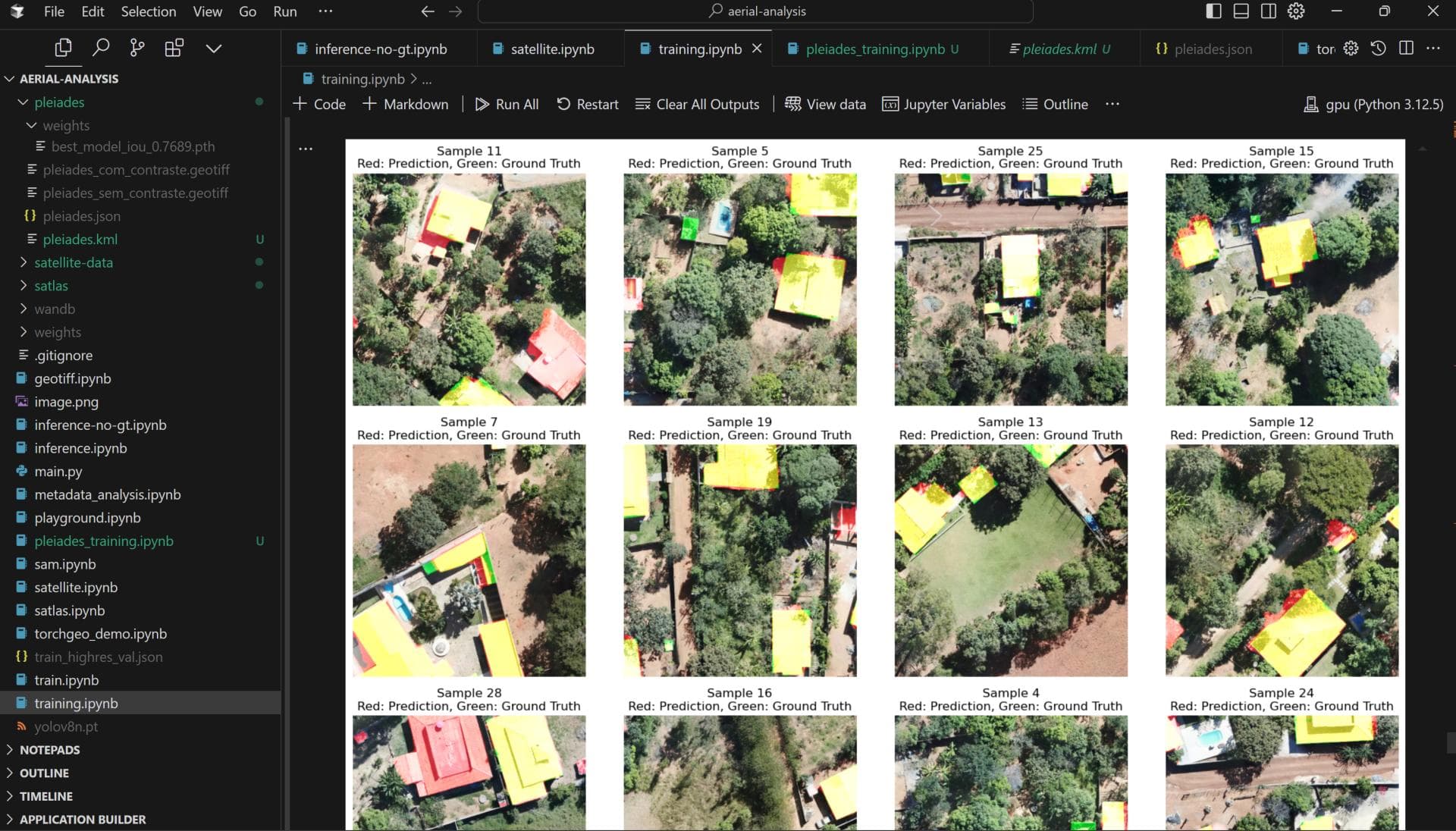 Un cuaderno con fotos aéreas y zonas edificadas previstas en rojo sobre las zonas reales en verde.