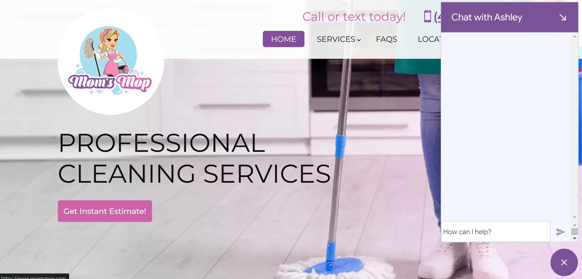 El sitio web de una empresa de limpieza con la ventana de chat abierta en una esquina.